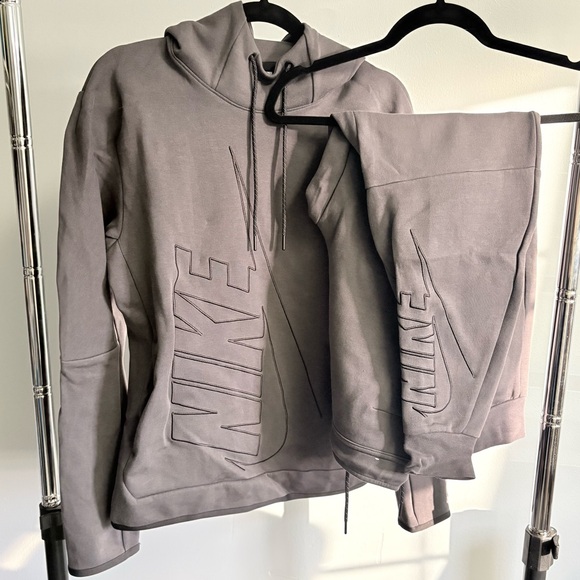 Nike Tech Set - Picture 3 of 12